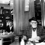 Laxeiro en el café Goya con el crítico de arte Francisco de Pablos foto Magar